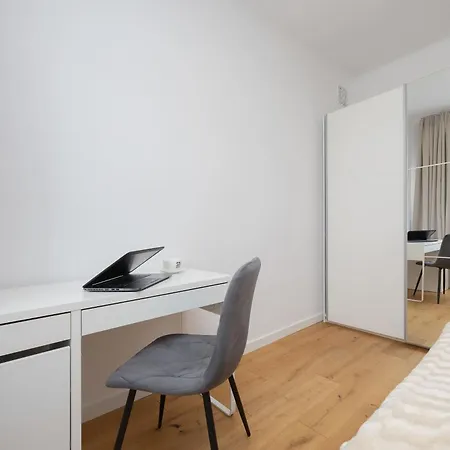 Bright Mlynarska Perfect For Remote Work By Renters Варшава